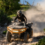 Can-Am todoterreno navegando por terreno rocoso y desafiante en paisaje colombiano