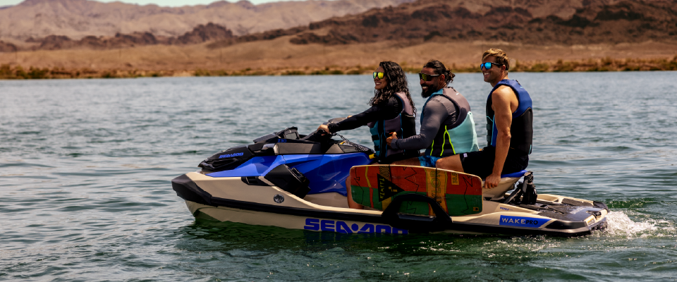 familia disfrutando en Sea Doo GTI navegando en lago tranquilo